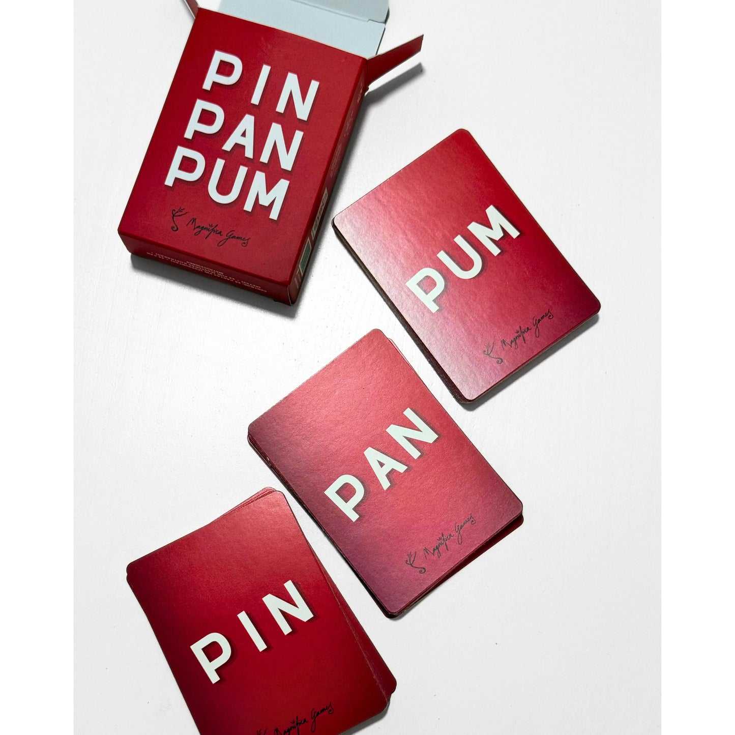 Contenido completo del juego Pin Pan Pum con 72 cartas de preguntas, retos y posturas
