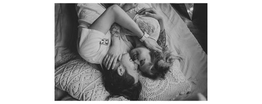 Pareja jugando en casa con PIN PAN PUM, juego de cartas para parejas
