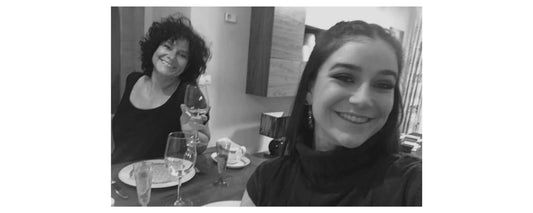 Paula y Nuria, creadoras de PIN PAN PUM, juego de cartas para parejas
