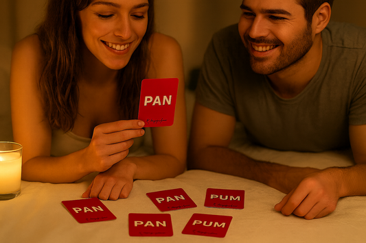 Pareja disfrutando de PIN PAN PUM, juego de cartas para parejas
