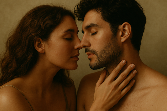 Pareja practicando sexualidad consciente con PIN PAN PUM, juego de cartas para parejas