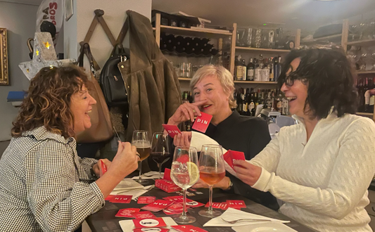 Amigas jugando a PIN PAN PUM, juego de cartas para parejas y grupos